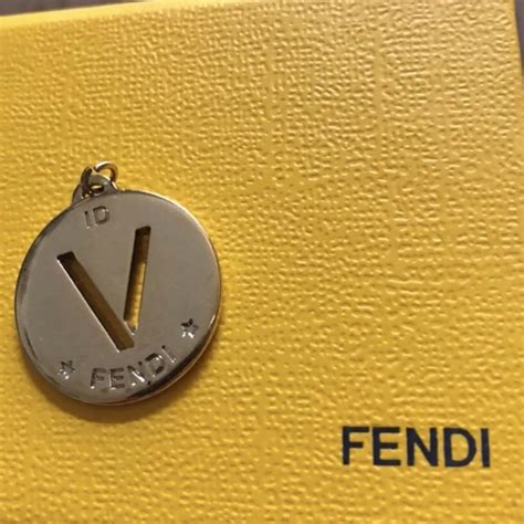 ciondolo v fendi con strass|Bigiotteria Fendi .